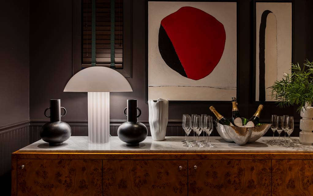 Lamp and decor in Parlor Room with champagne setup
